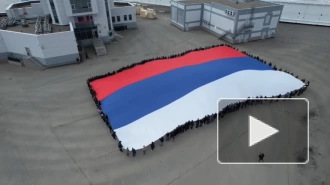 Огромный флаг России развернули на петербургской дамбе