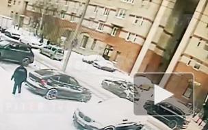 Неизвестные ограбили петербурженку на Комендантской площади