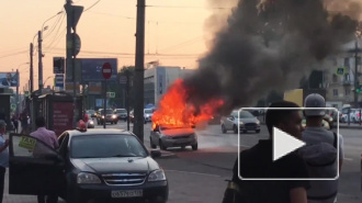 Появилось видео: возле метро "Ладожская" полыхает "Лада Калина"