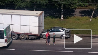 На Светлановском маршрутка с пассажирами отбросила легковушку в грузовик 