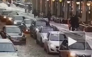 Появилось видео падения сосульки на девушку в Петербурге