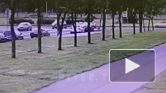 Видео: в Красносельском районе мотоцикл врезался в легковушку