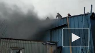 В Екатеринбурге загорелся склад с резиной на 1 тыс. кв. м