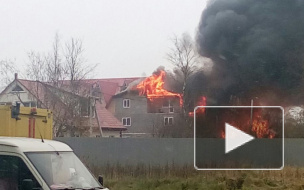 Пожарные потушили полыхающую крышу на Народного Ополчения