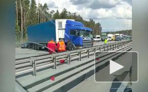 Видео: фура перегородила дорогу на КАД