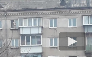 В Челябинске очевидцы шокированы от увиденного: девочка ходит по карнизу 5 этажа 