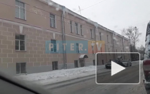 Жители Пушкина жалуются на сосульки-убийцы, свисающие с дома на Красносельском шоссе
