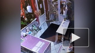 Видео: на Купчинской мужчина ударил сотрудницу цветочного магазина камнем по голове