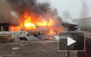 Пожар в автосервисе на Дальневосточном тушили 78 человек