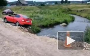 При падении автомобиля в реку в Башкирии погибли 2 человека 