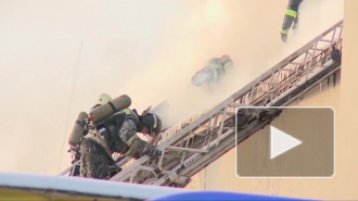 В поселке Солнечное тушили здание 10 пожарных машин