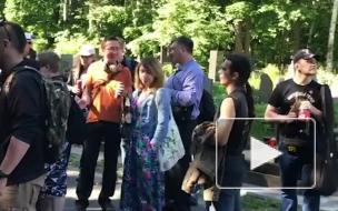 На Богословском кладбище традиционно собрались поклонники Цоя. Пандемия – не помеха