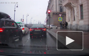 Видео: на набережной Кутузова студенты попали под лавину