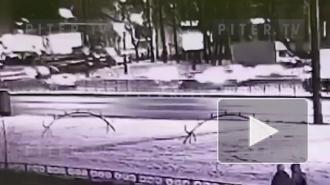 В результате аварии два седана вылетели с дороги в сквер перед Соломахинским проездом