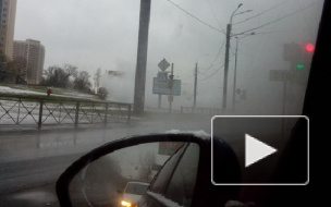 На проспекте Маршала Жукова прорвало трубу с кипятком