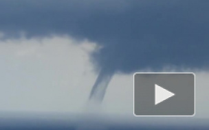 Очевидец снял водяной смерч у побережья Сочи