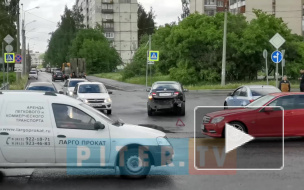 В Колпино на перекрестке столкнулись "Мерседес" и "Ниссан"