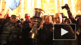 Болельщики встретили СКА с Кубком Гагарина в Пулково. Ковальчук устроил зажигательные танцы
