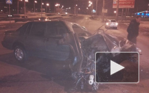 Видео из Пензы: легковушка на скорости протаранила столб