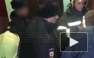 Видео: В Москве сотрудники полиции штурмом взяли квартиру, где родители прятали новорожденного