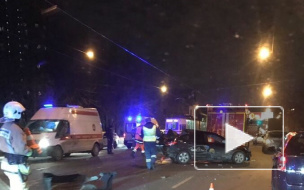 Страшная авария на Энгельса: автомобиль такси впечатался в трамвай
