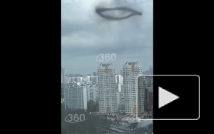 В небе над Москвой заметили таинственное дымовое кольцо 