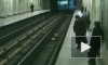 На станции метро "Невский проспект" на проходящий поезд прыгнул человек