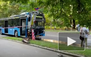 В результате ДТП с автобусом у здания МГУ в Москве пострадали два человека 