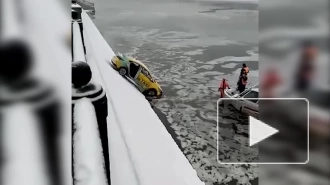 В Москве машина такси упала в реку после ДТП