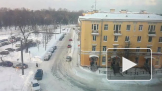 Петербуржцы делятся фото и видео с огромными сосулями на крышах зданий