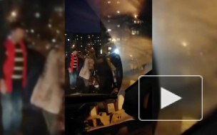 Видео: петербуржцы борются за просроченные продукты из магазина на севере города