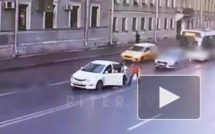 Видео: водители авто подрались посреди проезжей части на Лермонтовском проспекте