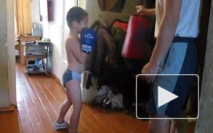 ребенок боксирует