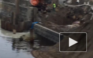 Петербуржец "застукал" как рабочие сливают раствор в Обводный канал 