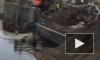 Петербуржец "застукал" как рабочие сливают раствор в Обводный канал 