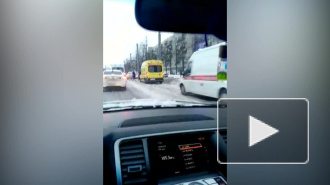 На Пискаревском такси врезалось в столб