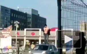 В Сочи облитый бензином мужчина угрожал поджечь себя на крыше автомобиля 