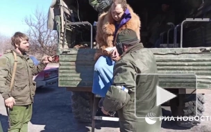 Украинские военные пытаются покинуть Мариуполь в женской одежде