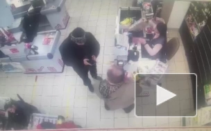 Драка двух посетителей магазина в Ленобласти попала на видео
