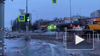 На Лени Голикова после падения автомобиля в яму ремонт трубы завершили досрочно 