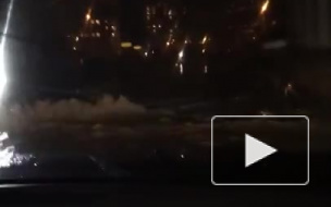 На видео попало превращение проезда в Мурино в озеро
