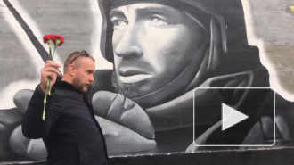 В Петербурге почтили память "Моторолы": люди возложили цветы к граффити-портрету Арсена Павлова 