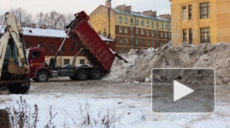 На берегу Пряжки возвышается куча грязного снега. Жители возмущены