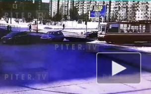 Видео: на перекрестке Авиаконструкторов и Долгоозерной встали трамваи из-за ДТП