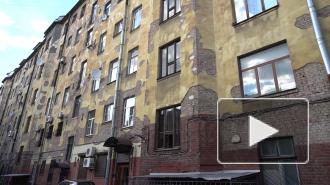Жители Толстовского дома уже несколько лет требуют капитального ремонта фасадов