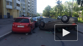 На Оборонной "Ауди" перевернулась и разгромила припаркованные авто 