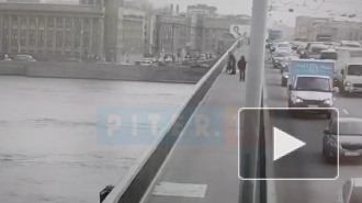 На видео попал момент падения мужчины с моста Александра Невского