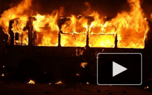 На Майдане в Киеве протестующие подожгли автобус и взяли в заложники бойца «Беркута»