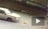 Видео: в Мурино на машину сбросили унитаз