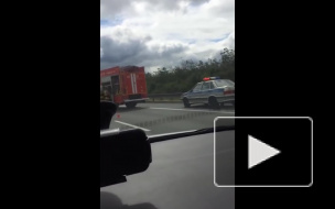 На КАДе спасатели резали машину после тройного ДТП 